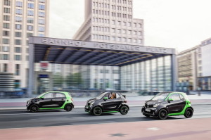 smart electric drive; Exterieur: schwarz; Interieur: schwarz ;Elektrischer Energieverbrauch gewichtet:  13,1 - 12,9  kWh/100 km; CO2-Emissionen kombiniert:  0 g/km smart electric drive; exterior: black; interior: black; Electric power consumption, weighted: 13.1 - 12.9 kWh/100km; CO2 emissions combined: 0 g/km