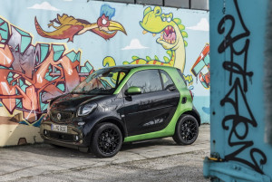 smart fortwo electric drive Toulouse 2017; Farbe Bodypanels: black Farbe Tridionzelle: electric green smart fortwo electric drive Toulouse 2017; Color body panels: black Color tridion safety cell: electric green Stromverbrauch kombiniert: Wh/km 131 CO2-Emissionen g/km 0 Combined  power consumption Wh/km 131 CO2 emissions g/km 0