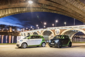 smart fortwo electric drive Toulouse 2017; Farbe Bodypanels: black Farbe Tridionzelle: electric green smart fortwo electric drive Toulouse 2017; Color body panels: black Color tridion safety cell: electric green Stromverbrauch kombiniert: Wh/km 131 CO2-Emissionen g/km 0 Combined  power consumption Wh/km 131 CO2 emissions g/km 0 smart forfour electric drive Toulouse 2017; Farbe Bodypanels: white Farbe Tridionzelle: electric green smart forfour electric drive Toulouse 2017; Color body panels: white Color tridion safety cell: electric green