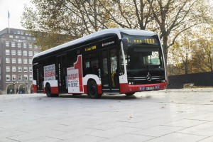 v.l.n.r. Till Oberwörder, Leiter Daimler Buses, Übergabe des ersten Mercedes-Benz E Citaro an Henrik Falk, Vorstandsvorsitzender der Hamburger Hochbahn AG.