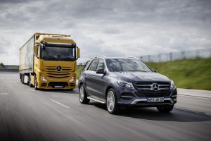 Mercedes-Benz; Active Brake Assist 4; Teilbremsung auf sich bewegende Hindernisse;
Actros 1863 LS; 4x2; OM 473 Euro VI mit 460 kW (625 PS); 15,6 L Hubraum; 2,5m StreamSpace-Fahrerhaus; Lackierung: yellowstone Mercedes-Benz; Active Brake Assist 4; partial braking at moving obstacles;
Actros 1863 LS; 4x2; OM 473 Euro VI rated at 460 kW/625 hp; displacement 15.6 l; 2.5 m StreamSpace cabin; paintwork: yellowstone