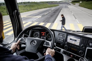 Mercedes-Benz; Active Brake Assist 4; Teilbremsung auf Fußgänger;
Actros 1863 LS; 4x2; OM 473 Euro VI mit 460 kW (625 PS); 15,6 L Hubraum; 2,5m StreamSpace-Fahrerhaus; Lackierung: yellowstone Mercedes-Benz; Active Brake Assist 4; partial braking at pedestrian;
Actros 1863 LS; 4x2; OM 473 Euro VI rated at 460 kW/625 hp; displacement 15.6 l; 2.5 m StreamSpace cabin; paintwork: yellowstone