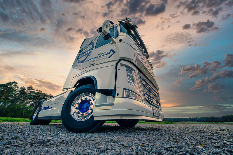 Volvo Trucks a livrat în România primul autotractor electric 